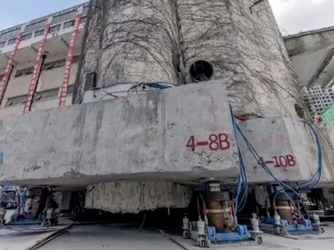 "Thần đèn" Trung Quốc sở hữu năng lực phi thường: Hô biến tòa nhà 7.600 tấn "mọc chân" và đi bộ như người