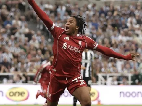 Sao 16 tuổi Ngumoha tỏasáng, Liverpool thắng Newcastle phút 90+10