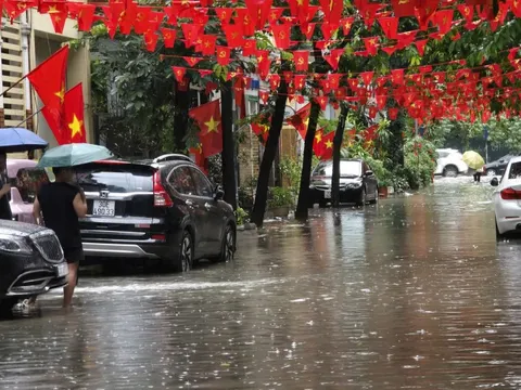 Hà Nội sáng nay: Mưa trắng trời, đường nào cũng ngập!