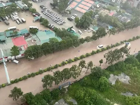 Mưa kéo dài, nhiều đường Hà Nội thành 'sông'