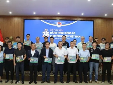 Nhìn lại hành trình 25 năm bóng đá chuyên nghiệp Việt Nam qua một cuốn sách