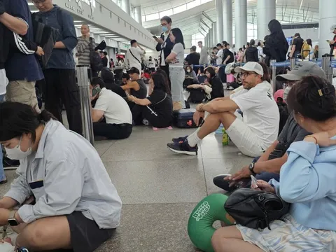 Hành khách ùn ứ tại Tân Sơn Nhất vì lỗi đường truyền khi làm thủ tục xuất cảnh