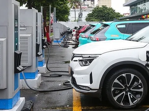 Quy định mới về sạc xe điện VinFast: Chỉ được đỗ 10 phút miễn phí sau khi sạc đầy, phút 11 trở đi phải trả tiền