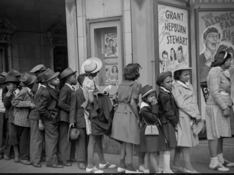 Bức ảnh năm 1941 gây "sốt": Chi tiết lạ làm dấy lên giả thuyết du hành thời gian, chuyên gia nói gì?