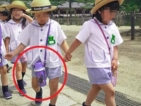 Đeo bình nước bên người, bé trai phải cắt bỏ tụy và lá lách