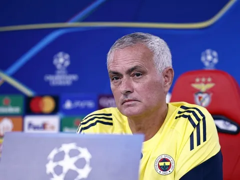 Mourinho chỉ trích ban lãnh đạo Fenerbahce