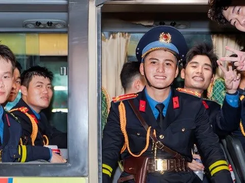 VIDEO: Khoảnh khắc đáng yêu mà bộ đội và người dân dành cho nhau tại điểm tập kết tối Sơ duyệt A80