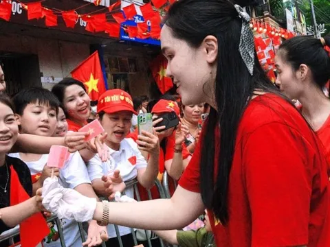 Vợ Duy Mạnh gây sốt với khoảnh khắc dựa dẫm vào mẹ - phu nhân cựu Chủ tịch CLB Sài Gòn khi xem A80