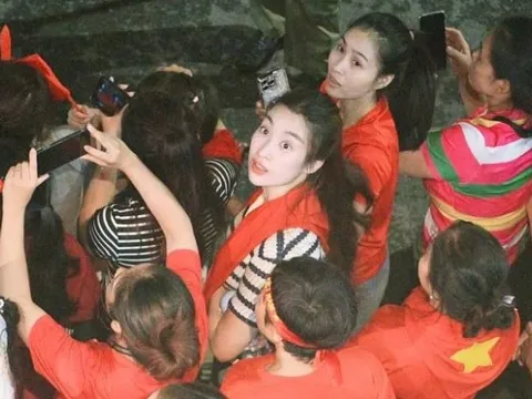 Đỗ Mỹ Linh nổi bần bật giữa dòng người xem A80, gây chú ý khi dắt theo 3 "hot kid" cháu bầu Hiển