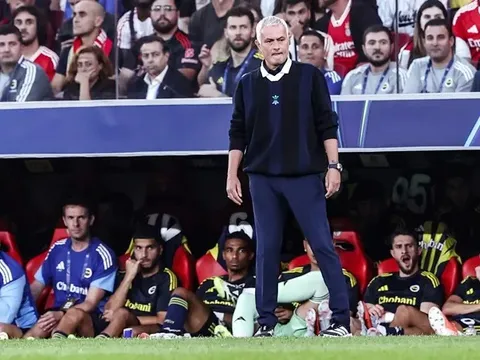 Jose Mourinho bị CLB cũ Benfica đánh bật khỏi vòng bảng Champions League