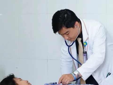 Bác sĩ Việt Nam 2 lần giúp bé gái Campuchia thoát 'cửa tử'