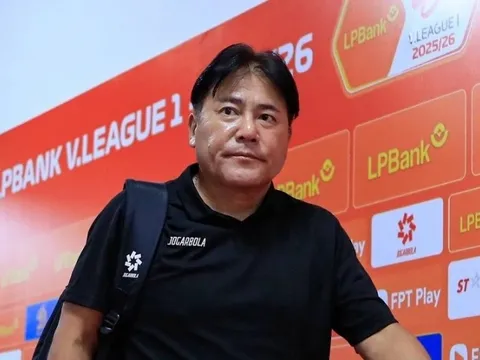 Bại trận trước CAHN, HLV Hà Nội FC bóng gió nguy cơ mất việc