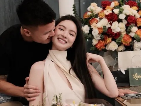 Quang Hải ôm eo, kề má thơm Chu Thanh Huyền cực tình gây sốt cõi mạng
