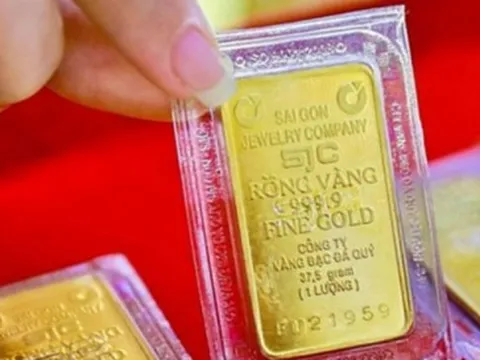 Giá vàng sắp chạm 129 triệu đồng/lượng, phá đỉnh ngày thứ ba liên tiếp
