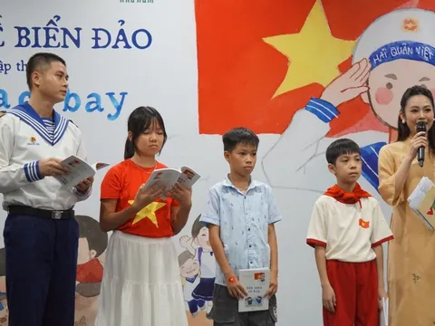 Bốn mùa cờ bay và lời thủ thỉ về biển đảo quê hương