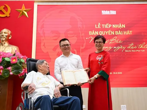 Nhạc sĩ Phạm Tuyên tặng bản quyền bài hát ‘Như có Bác trong ngày đại thắng’ cho báo Nhân Dân