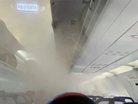 Hành khách giận dữ tố hãng hàng không 'để điều hòa lạnh như tủ đá để bán chăn'
