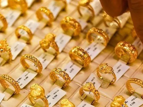 Có nên mua vàng nhẫn khi giá tăng liên tục?