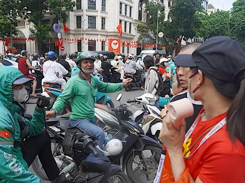 Muôn kiểu dịch vụ, bán hàng tự phát 'hét giá', người dân xem diễu binh bấm bụng chi tiền
