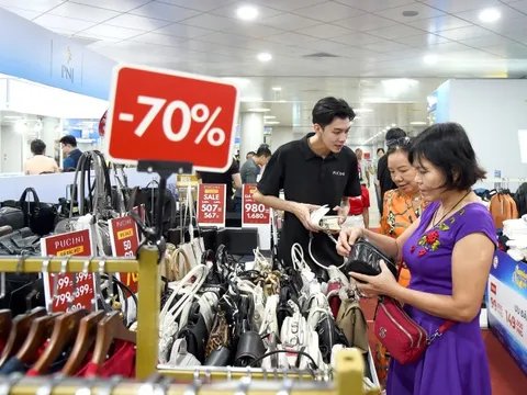 Nghỉ lễ săn hàng giảm giá, nhiều món giảm đến 80%