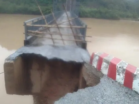 Mưa lớn gây sạt lở cầu qua sông Lam, gần 300 hộ dân bị ảnh hưởng
