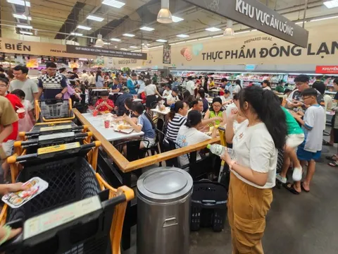 Đông đảo khách chen chân trong siêu thị, trung tâm thương mại TP.HCM ngày đầu nghỉ lễ 2-9