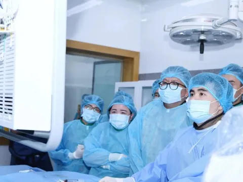 Ho ra máu 'sét đánh' người đàn ông suýt tử vong
