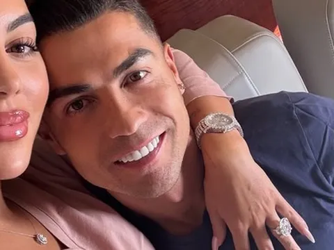 Ronaldo lộ diện bên bạn gái, chiếc nhẫn kim cương đắt đỏ lấp lánh chiếm trọn "spotlight" hút luôn 2 triệu lượt thả tim