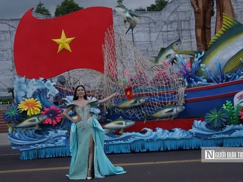 Hoa hậu đại sứ du lịch Việt Nam Đinh Thị Hoa rạng rỡ trong lễ hội đường phố tại Gia Lai