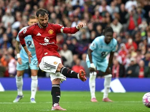 VAR giúp sức phút cuối, Man Utd chật vật thắng đội mới lên hạng
