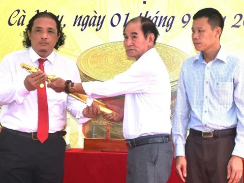 Thanh Hóa tặng Cà Mau trống đồng và kiếm mạ vàng