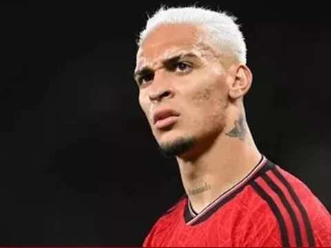 Man Utd bán đứt Antony vào giờ chót