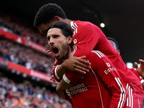 Siêu phẩm sút phạt giúp Liverpool đánh bại Arsenal