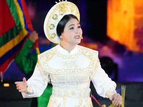 Nghệ sĩ Thanh Ngân xúc động hát Tiếng trống Mê Linh giữa phố đi bộ Nguyễn Huệ