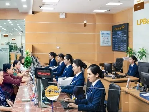 Cụ bà 72 tuổi một mình đi rút 1 tỷ đồng tiền tiết kiệm để chuyển khoản: Nhân viên LPBank vừa báo hệ thống lỗi 30 phút, công an có mặt để làm việc