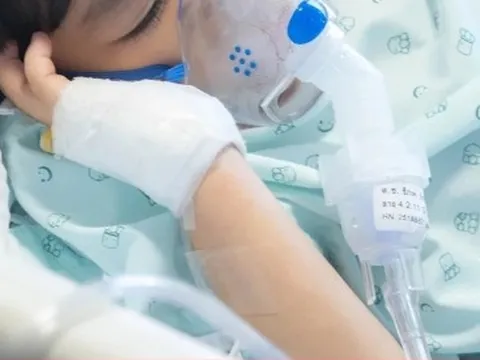 Xót xa cậu bé mắc 8 căn bệnh nan y viết thư yêu cầu mẹ ngừng điều trị