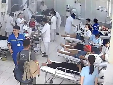 Xe tải và xe khách tông nhau trên cao tốc Vân Phong - Nha Trang khiến 13 người nhập viện