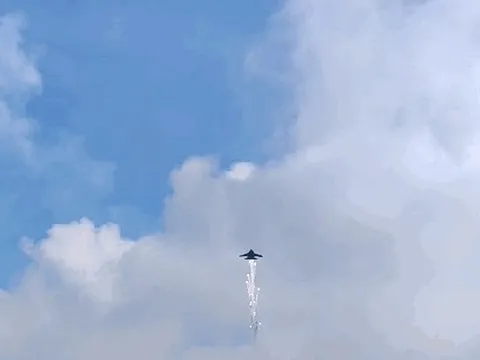 VIDEO: Tiêm kích Su-30MK2 thả đạn nhiễu, biểu diễn trên bầu trời Hà Nội