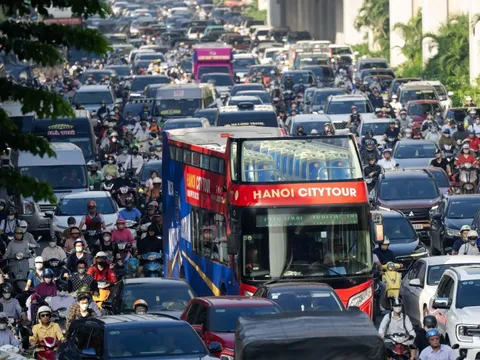 Mệt mỏi, chùn chân giữa biển ùn tắc ngày đầu đi làm trở lại sau kỳ nghỉ lễ 2/9