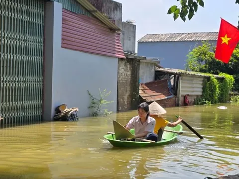 Hà Nội: Ngập sâu gần 1m, người dân nhiều xã ngoại thành phải dùng thuyền