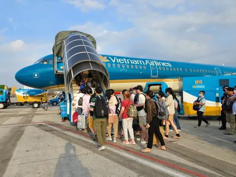 Các hãng hàng không đồng loạt mở bán vé máy bay Tết sớm: Giá cao ngất ngưởng, có chặng hơn 9 triệu đồng vẫn "cháy" vé