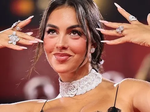 Vợ sắp cưới Ronaldo bị phản ứng dữ dội vì khoe kim cương quá đà trên thảm đỏ
