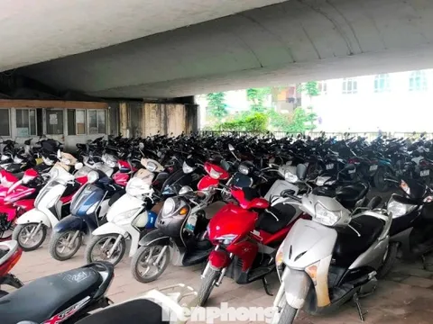 Cận cảnh các gầm cầu Hà Nội 'phủ kín' bãi ô tô, xe máy