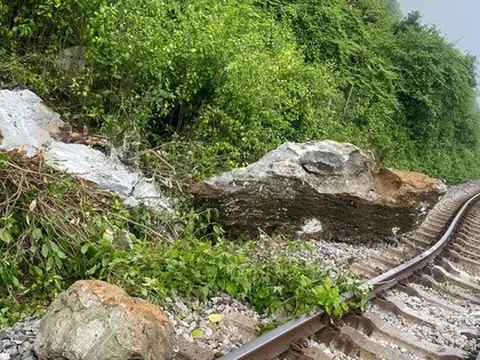 NÓNG: Đường sắt biến dạng, tàu Bắc - Nam tạm ngưng qua Quảng Trị