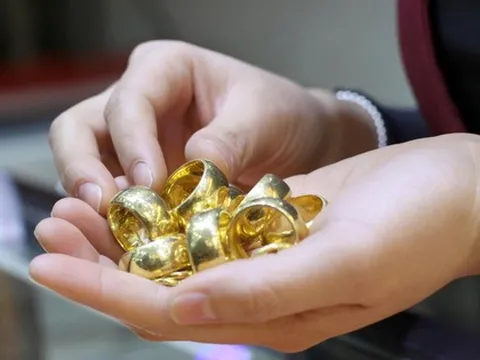 Người đàn ông "tiếc ngẩn ngơ" vì bỏ hơn 300 triệu để mua vàng từ đầu năm