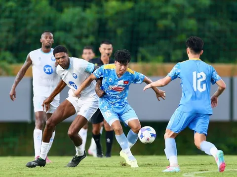 Khổ sở vì ngoại binh, ĐT Việt Nam thảm bại 0-4 trước “đại gia” V.League