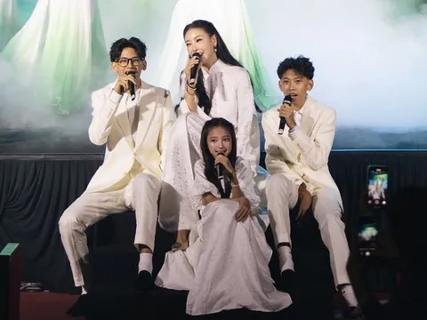 Khoảnh khắc ngọt ngào của Hà Kiều Anh bên ba con trên sân khấu