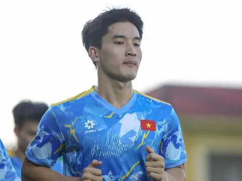 Mẹ của tuyển thủ U23 Việt Nam bật khóc khi con trai ghi bàn