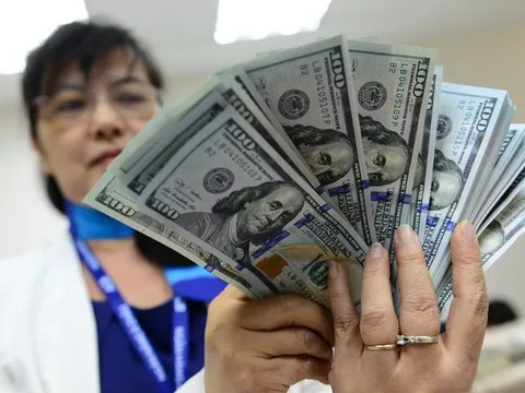 Giá USD tự do vượt 27.000 đồng/USD