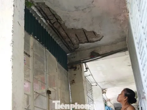 Chung cư xuống cấp, trần rơi lả tả